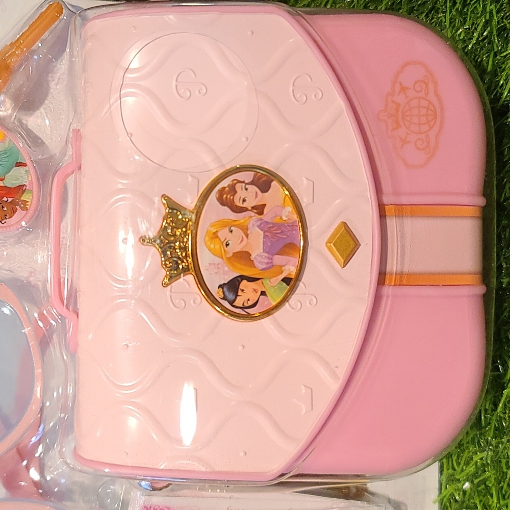 DISNEY Princess World Traveler Purse Set, purse keys sunglass play money NIB NWT - Picture 2 of 8